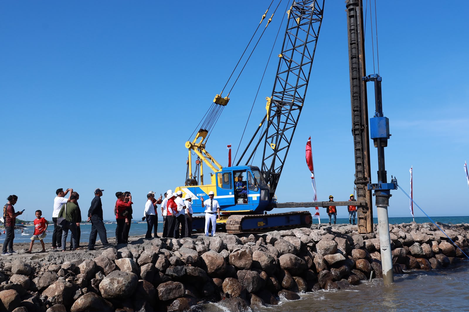 Tiang Pancang Mulai Ditancapkan, Masjid Terapung Pantai Merpati Bulukumba Resmi Masuk Tahap Pembangunan