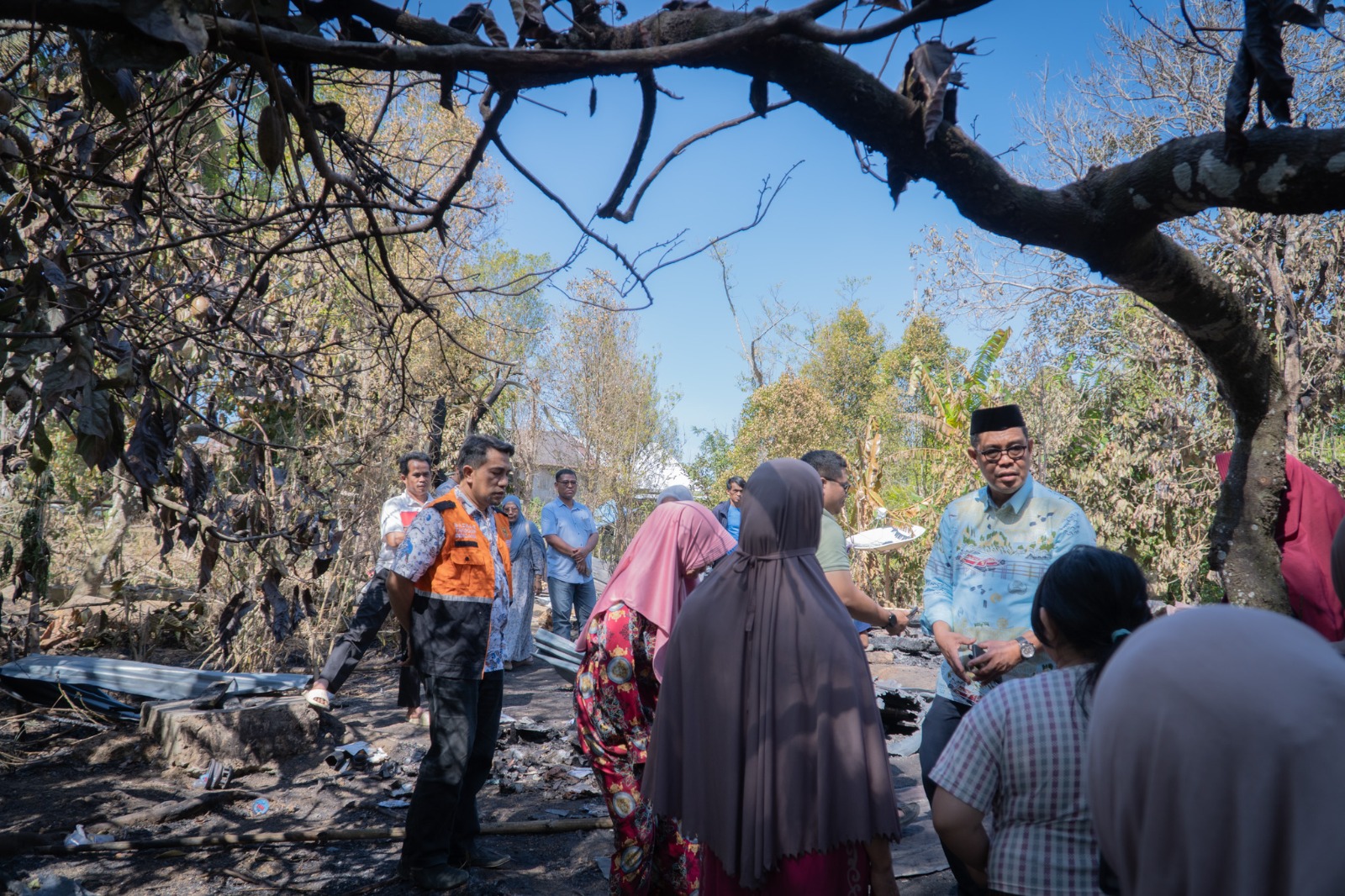 Rumah Dilalap Api, Nenek Nawi Dapat Perhatian Wakil Bupati Bulukumba hingga Bantuan BAZNAS
