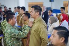 Bupati Bantaeng Uji Nurdin Terima Brevet Kehormatan TNI AL, Ini Kontribusinya untuk Kesehatan Maritim!